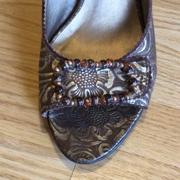 Carlos Romantic leather embossed peep-toe heels 7 - Picture 3 of 9